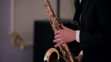 Sahne Alanı'nda saksofon player gerçekleştirir.