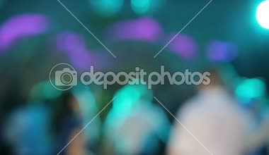 İnsanlar bulanıklık'deki bir diskoda dans