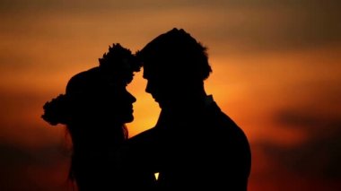 gün batımında sevenler