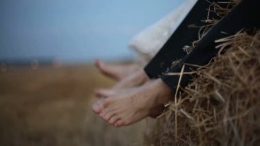 Erkek ve kadın ayakları sarkan