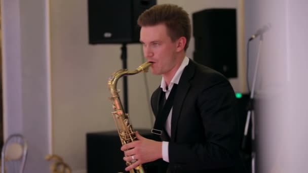 Saxofonisten utför på scenen. — Stockvideo