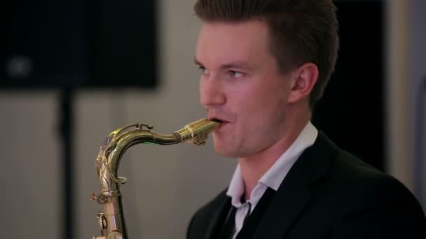 Saxofonist voert op het podium. — Stockvideo