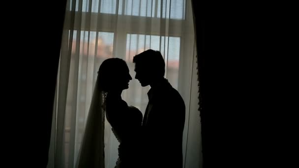 Silhouette eines liebenden Hochzeitspaares am Fenster. Folge 3 Schuss