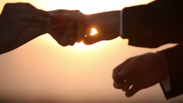 Os amantes usam um ao outro anel como um símbolo de amor — Vídeo de Stock