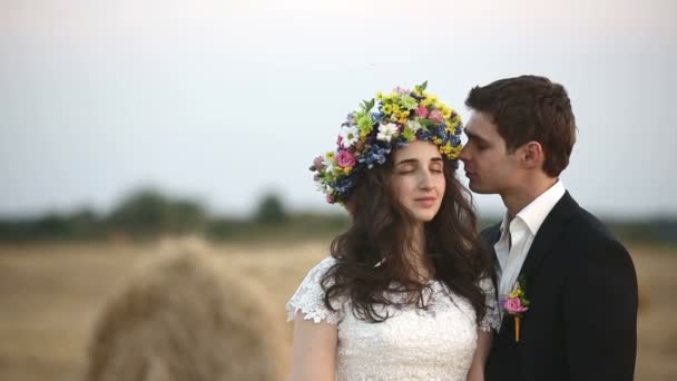 El hombre lleva una corona de flores en la cabeza de la niña. . — Vídeos de Stock