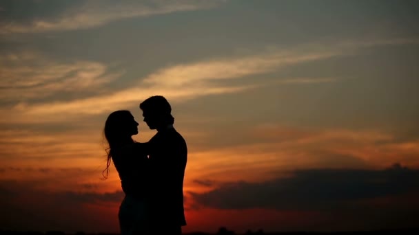 Kochankowie na zachodzie słońca — Wideo stockowe
