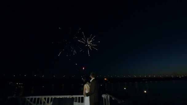 Feliz pareja de boda viendo fuegos artificiales saludar. Secuencia — Vídeos de Stock