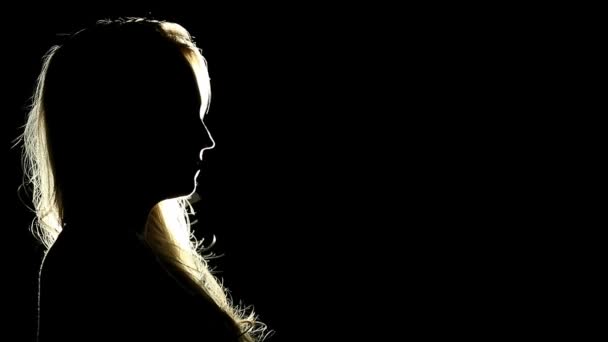 Silhouette di una donna che prega al chiaro di luna — Video Stock