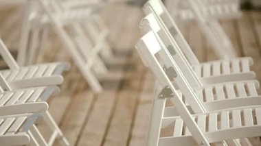 Bir sürü ahşap zemin üzerinde beyaz ahşap sandalye