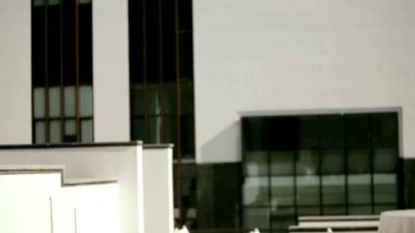 Bir sürü ahşap zemin üzerinde beyaz ahşap sandalye