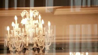 Pencereden Sokağı'ndan büyük pahalı avizeler görüntülemek