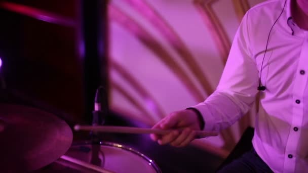 Musiker dreht Schlagzeug in der Hand — Stockvideo