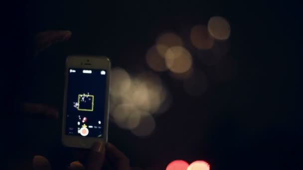 Дівчина знімає салют на iPhone — стокове відео