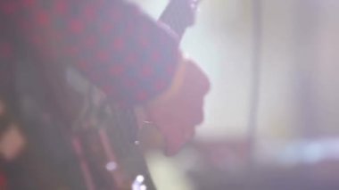 Grup Sahne Alanı'nda oynuyor. Solo gitarist çalış