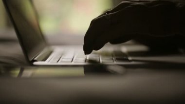 Internet üzerinden macbook konuşurken bir otel odasında kız. Sesli video.