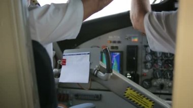 Kokpit içinde. Deniz uçağı becerikli eller pilotlar çalıştırın. Sesli video.