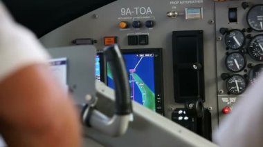 Kokpit içinde. Deniz uçağı becerikli eller pilotlar çalıştırın. Sesli video.