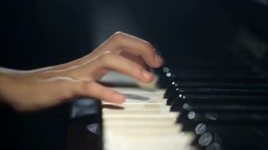 Çocuk piyano çalmayı öğrenir. Sesli video.
