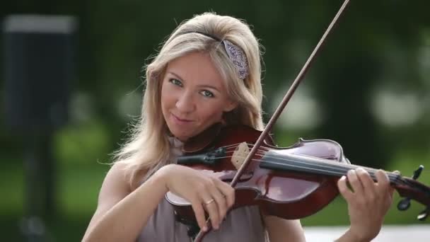 Cuarteto musical. Violinista juega contra el cielo . — Vídeo de stock