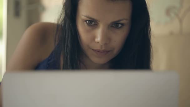 Menina em um quarto de hotel falando na Internet através de seu macbook. Vídeo com som . — Vídeo de Stock