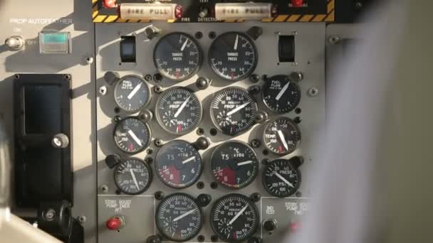 Cockpit innen. Die Hände der Piloten bedienen Geräte des Wasserflugzeugs. Video mit Ton. — Stockvideo