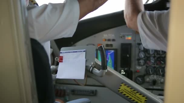 Cockpit lá dentro. Os pilotos de mãos dirigem aparelhos do hidroavião. Vídeo com som . — Vídeo de Stock