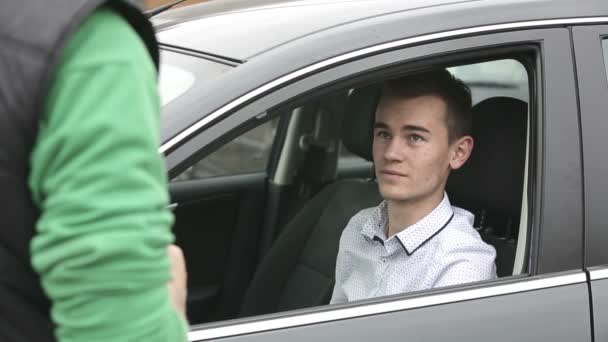 Junger Mann fährt mit Auto zur Tankstelle — Stockvideo