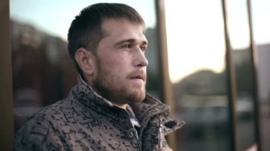 Sakallı adam sigara elektronik sigara.