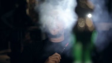 Acımasız adam bir kafede nargile akşam içiyor.