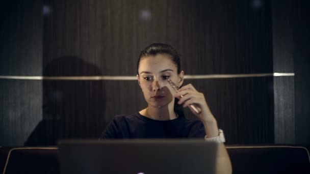 Mujer de negocios fumando un cigarrillo electrónico en el interior . — Vídeo de stock