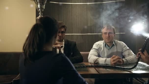 Firma ludzi cieszyć fajki i komunikacji. — Wideo stockowe
