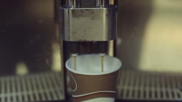 Uma máquina de café grande e caro que está sendo usado — Vídeo de Stock