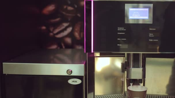 Eine große und teure Kaffeemaschine im Einsatz — Stockvideo