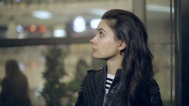 Kadın kadar Asansör rides. Bokeh arka plan.