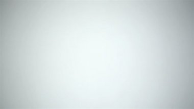 Dişlerde diş telleri ile genç kız başını geri atar ve çerçevede görüntülenir.