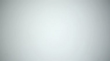 Dişlerde diş telleri ile genç kız başını geri atar ve çerçevede görüntülenir.