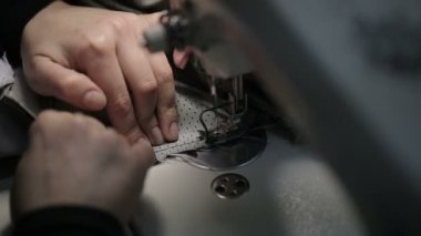 Dikiş makinesi. Adam giyim diker. Yakın çekim.