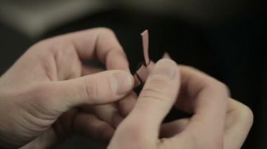 Çanta imalatı. Adam kadın çanta imalatında devreye girer.