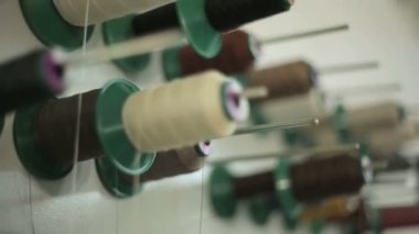 dikiş ipliği biriktirme üzerinde çok renkli