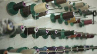 dikiş ipliği biriktirme üzerinde çok renkli