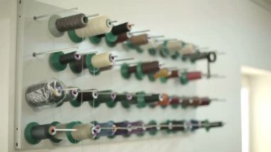 dikiş ipliği biriktirme üzerinde çok renkli