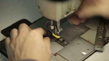 Dikiş makinesi. Adam giyim diker. Yakın çekim.