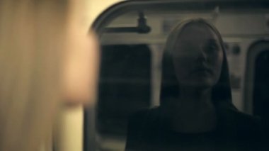 Kız genç bir tren sürme. Penceredeki yansıma