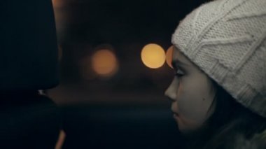 Çocuk geceleri taksiye biniyor. Bokeh ile yakın çekim.