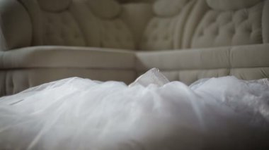 Gelin gelinlik giyer. Kaymak ile atış yukarıya kapatmak