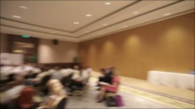 Birçok kişi bir konferans veya seminer araya geldi. Başlık için arka plan bulanık.
