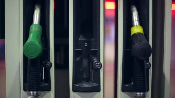 Estación de llenado. Una mano devuelve una boquilla de combustible en una gasolinera por la noche — Vídeo de stock