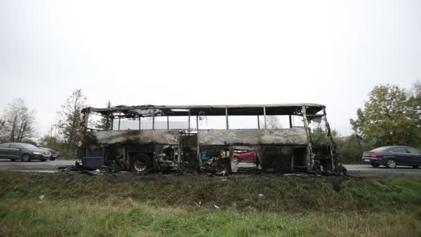 Autobuzul de pasageri ars pe marginea drumului — Videoclip de stoc