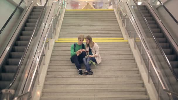 Unga älskande par ta selfie sitter på trappan till kollegiet — Stockvideo