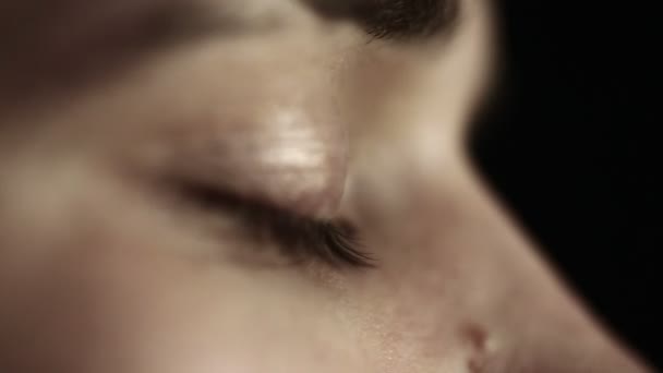 Close up perfil rosto de um jovem com olhos verdes fundo preto . — Vídeo de Stock